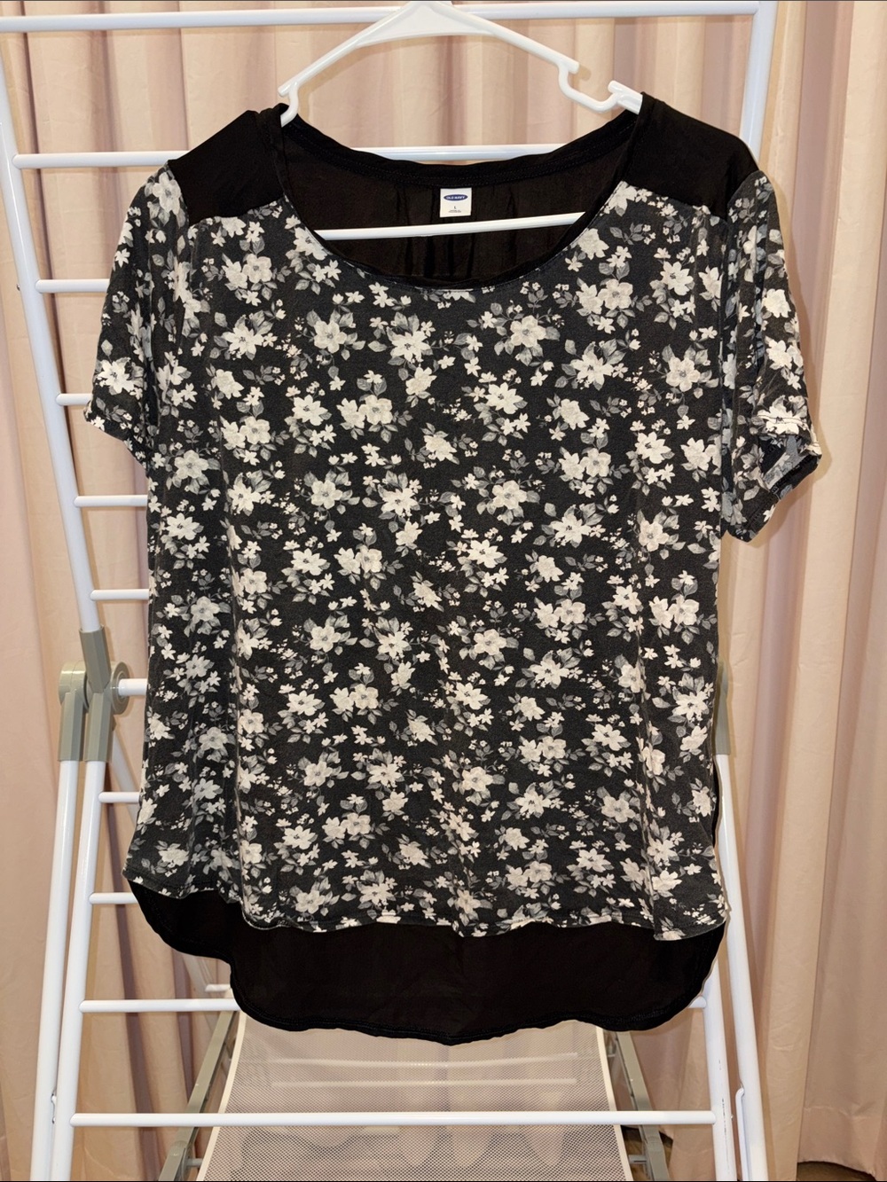 Old Navy Hi-Lo Black & White Floral Short-Sleeve Blouse